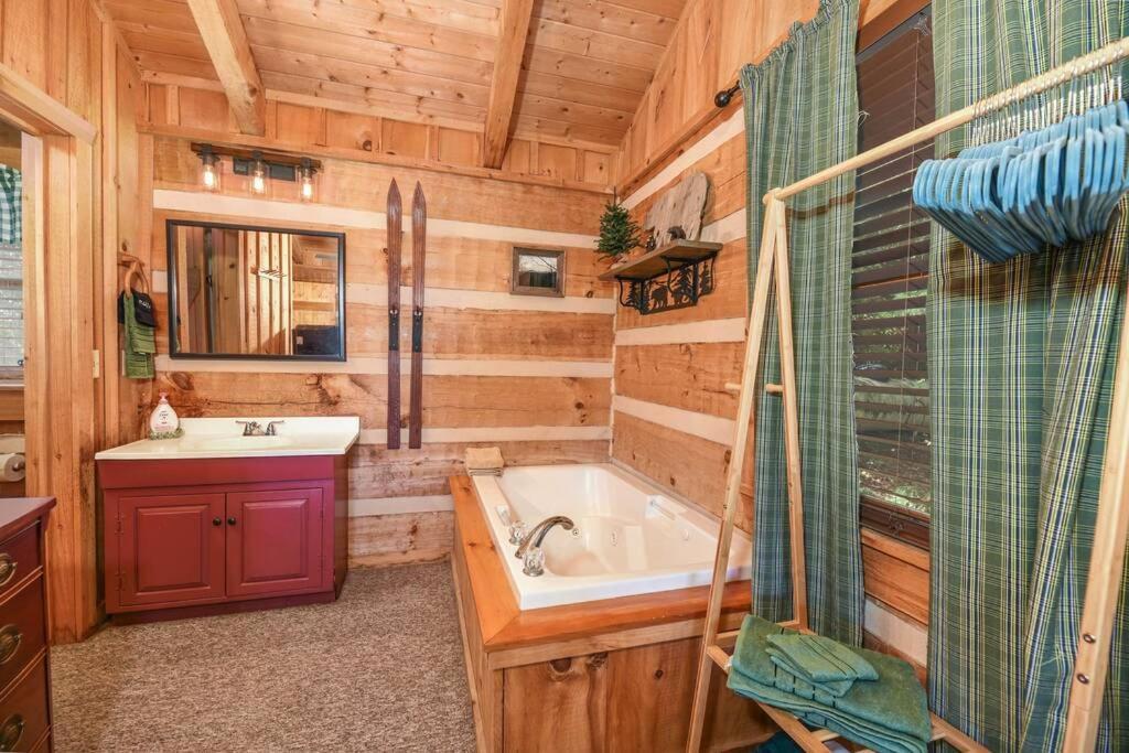 View! Cozy, Private, Fireplace, Hot Tub Log Cabin, Honeymoon! Sevierville Extérieur photo