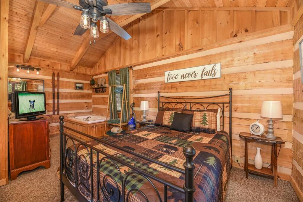 View! Cozy, Private, Fireplace, Hot Tub Log Cabin, Honeymoon! Sevierville Extérieur photo