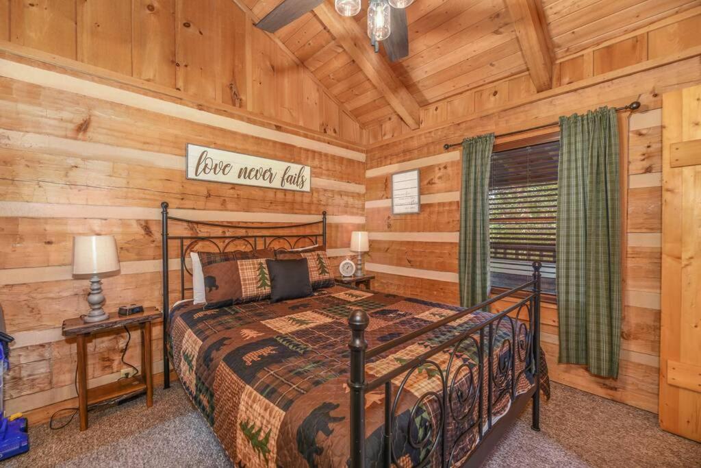 View! Cozy, Private, Fireplace, Hot Tub Log Cabin, Honeymoon! Sevierville Extérieur photo