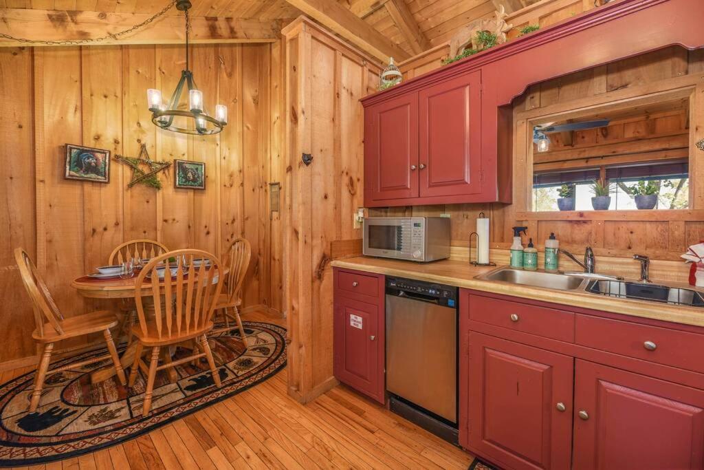 View! Cozy, Private, Fireplace, Hot Tub Log Cabin, Honeymoon! Sevierville Extérieur photo