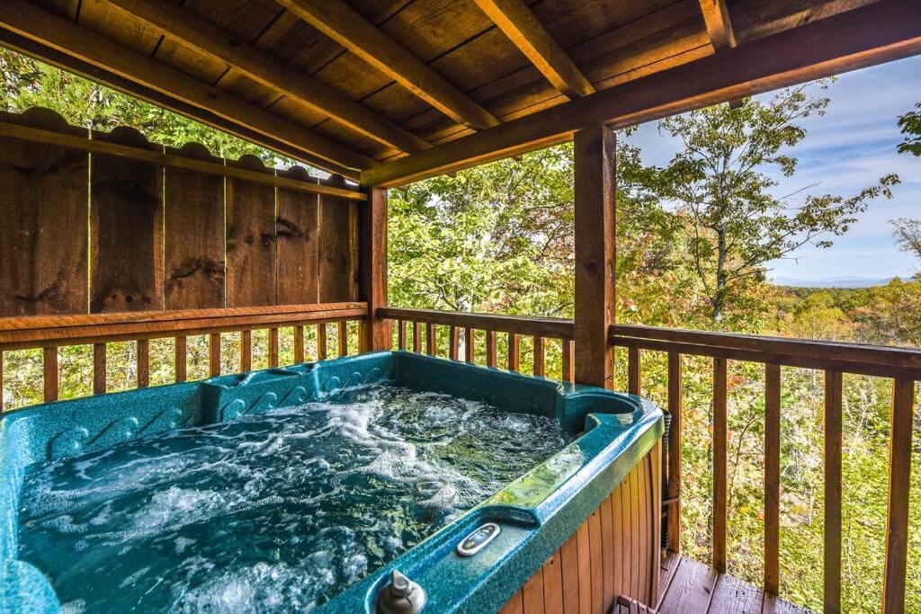 View! Cozy, Private, Fireplace, Hot Tub Log Cabin, Honeymoon! Sevierville Extérieur photo