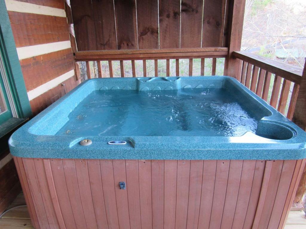 View! Cozy, Private, Fireplace, Hot Tub Log Cabin, Honeymoon! Sevierville Extérieur photo