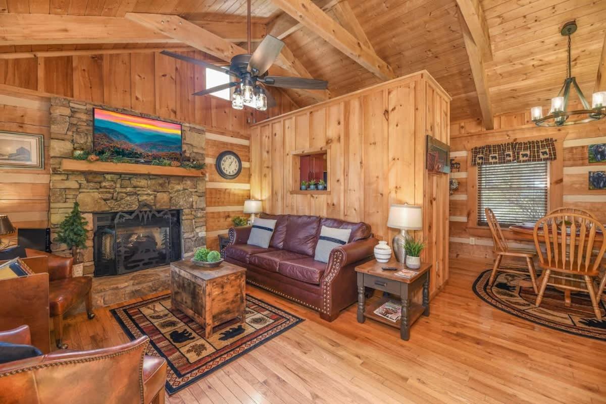 View! Cozy, Private, Fireplace, Hot Tub Log Cabin, Honeymoon! Sevierville Extérieur photo