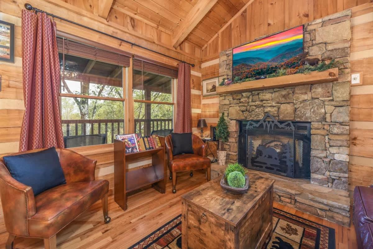 View! Cozy, Private, Fireplace, Hot Tub Log Cabin, Honeymoon! Sevierville Extérieur photo