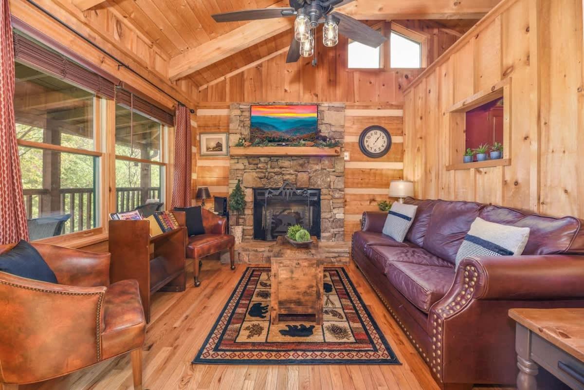 View! Cozy, Private, Fireplace, Hot Tub Log Cabin, Honeymoon! Sevierville Extérieur photo